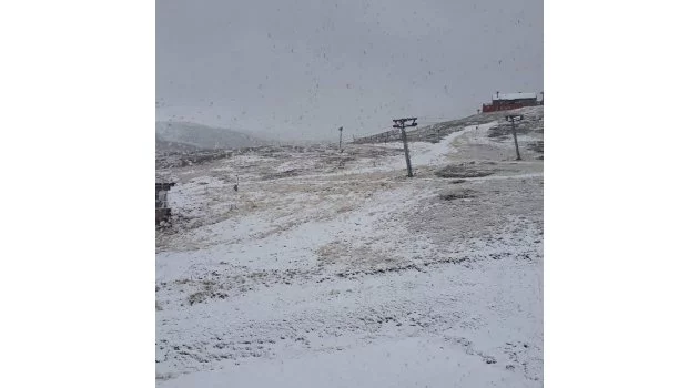 Uludağ'a yılbaşı öncesi beklenen kar düştü