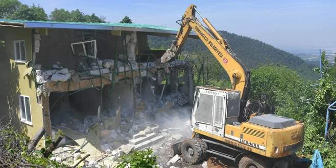 Uludağ'da kaçak inşa edilen villa yıkıldı