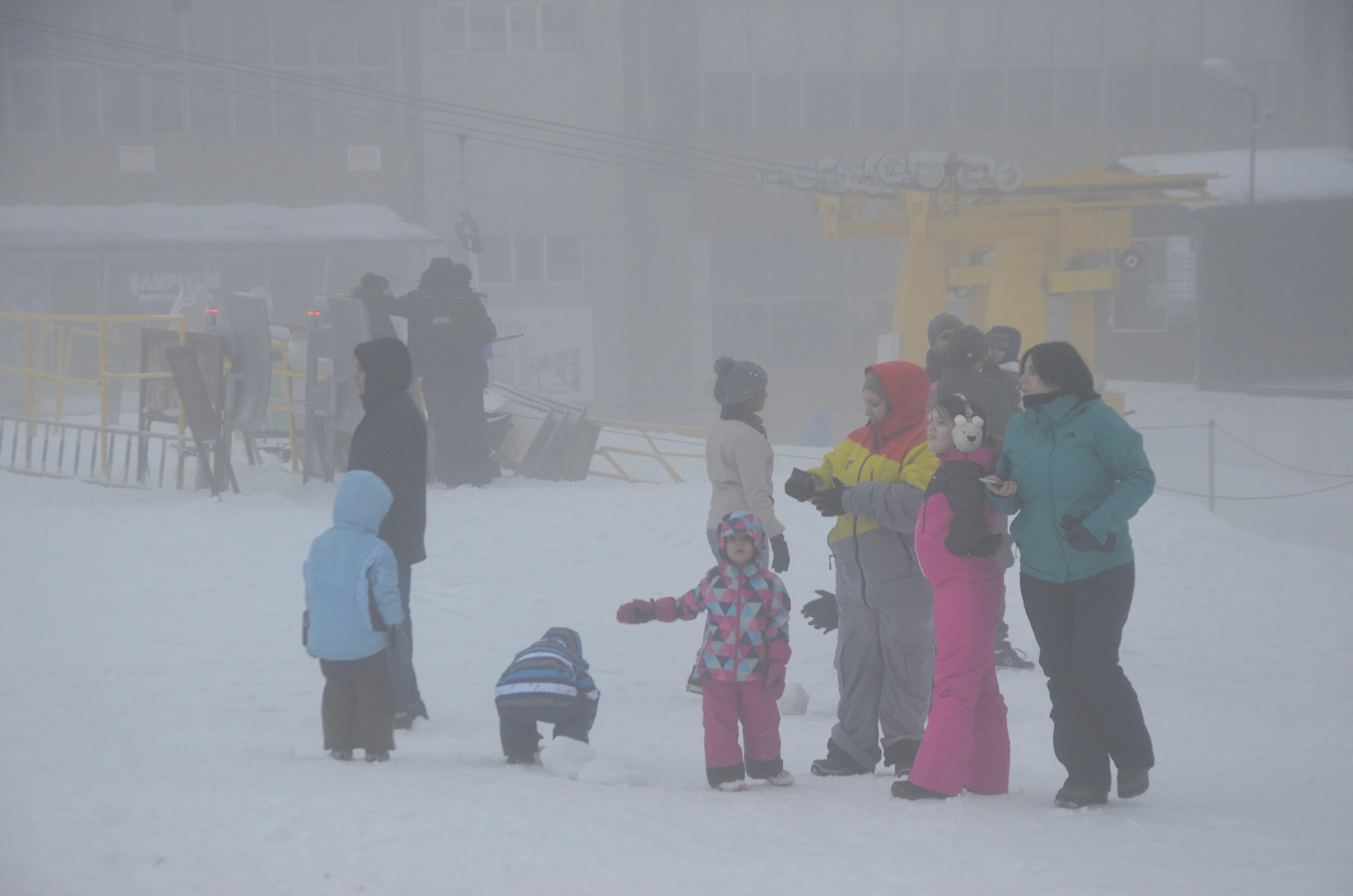 Uludağ'da kayak pistleri sis sebebiyle boş kaldı