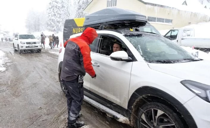 Uludağ'da otoparkçıların soğuk ve karla çetin mücadelesi