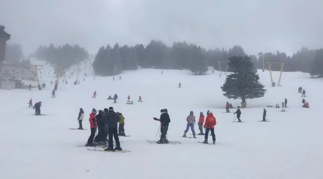 Uludağ'da tatilciler 2 saatlik eğitimle kayak yapmanın keyfini çıkarıyor
