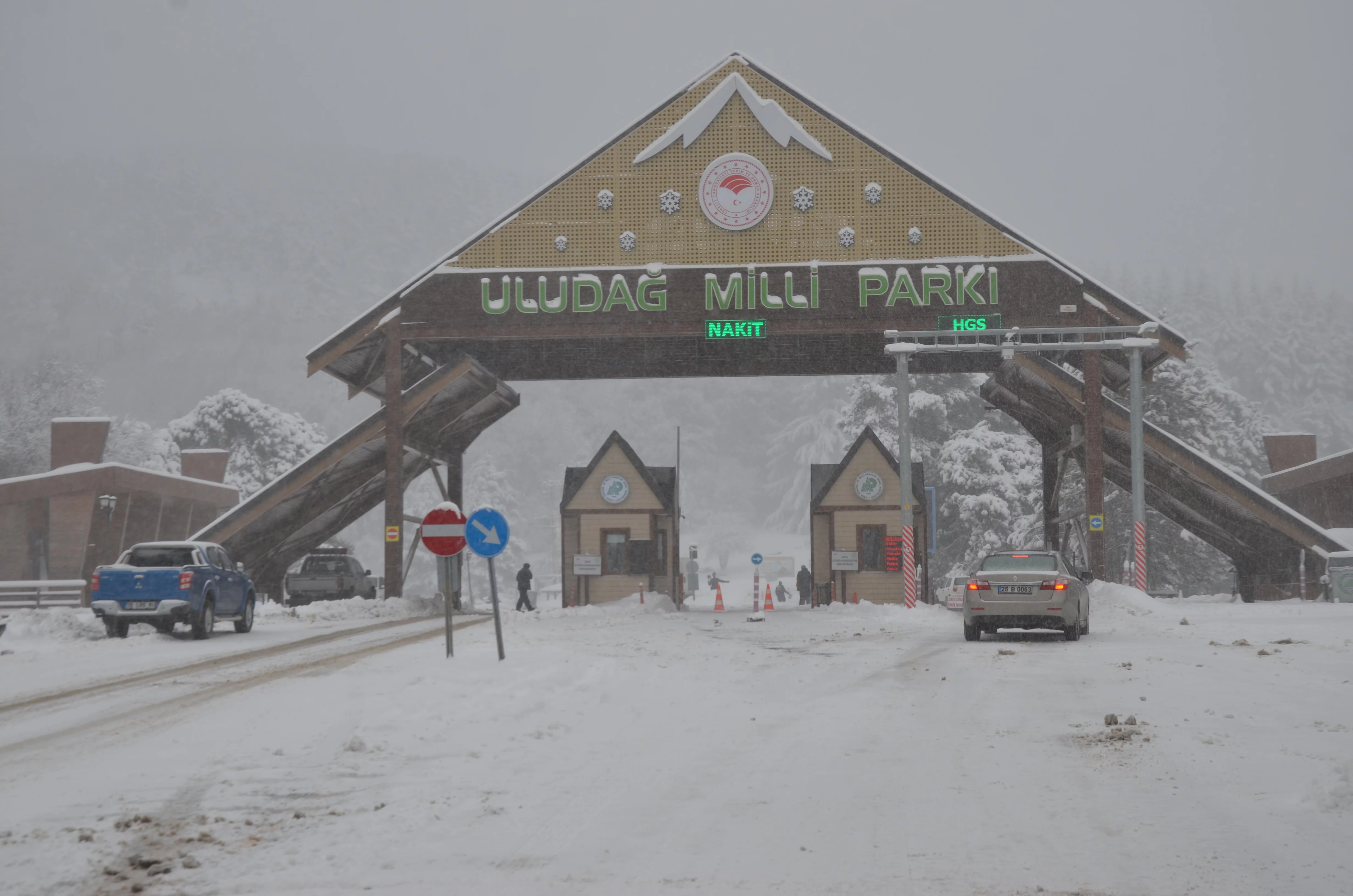 Uludağ'da yoğun kar ve sisten dolayı vatandaşlar pistleri boşalttı