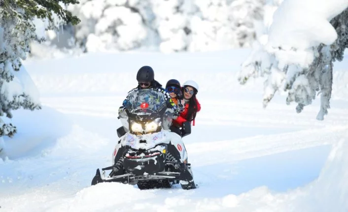 Uludağ'ın karda gidilmeyen yerlerini kar motoruyla keşfediyorlar