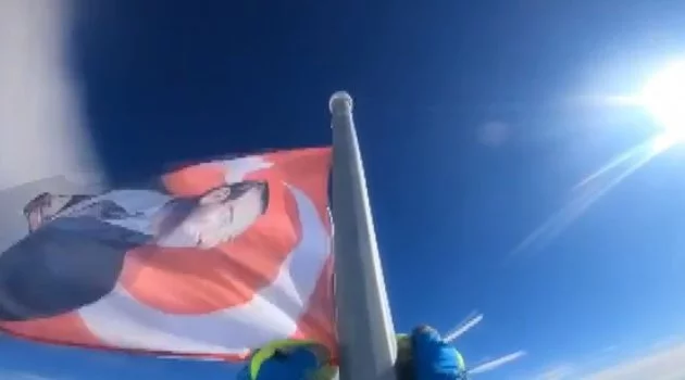 Uludağ'ın zirvesindeki bayrağı dağcılar yeniledi