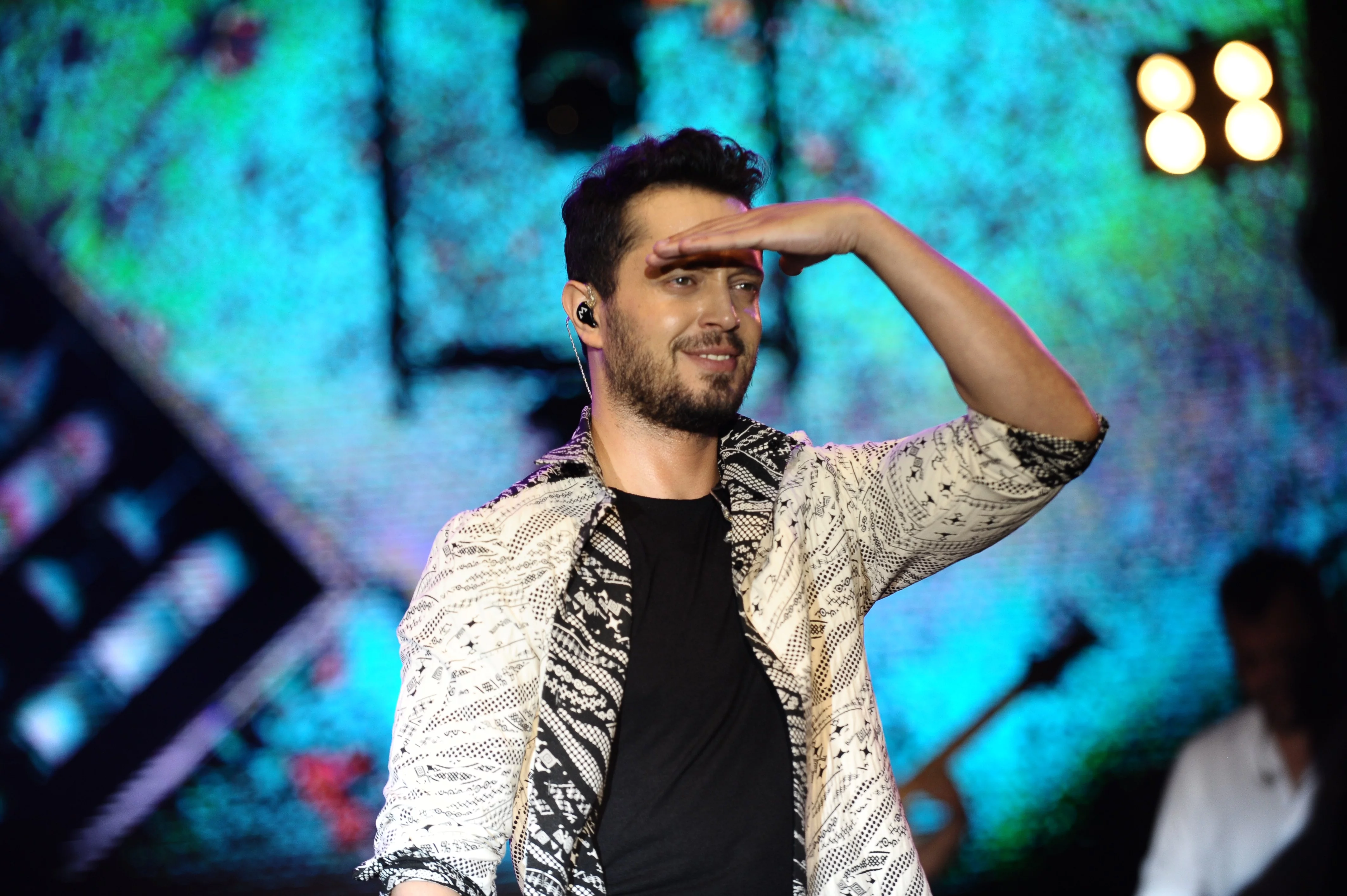 Ünlü şarkıcı Murat Boz, Bursalı hayranlarını coşturdu