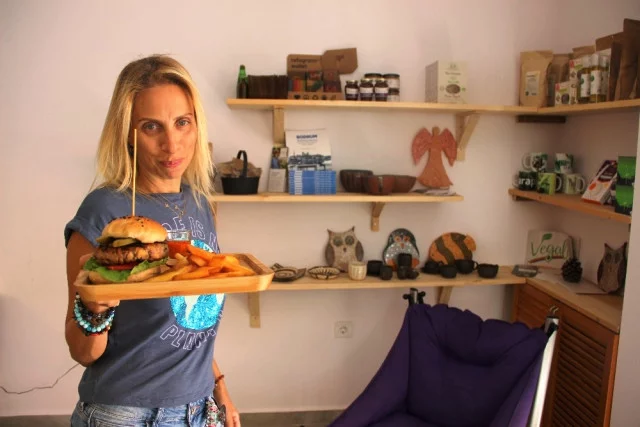 Ünlü Şarkıcı Zeynep Casalini Kendi Restoranında Sipariş Alıp, Garsonluk Yapıyor