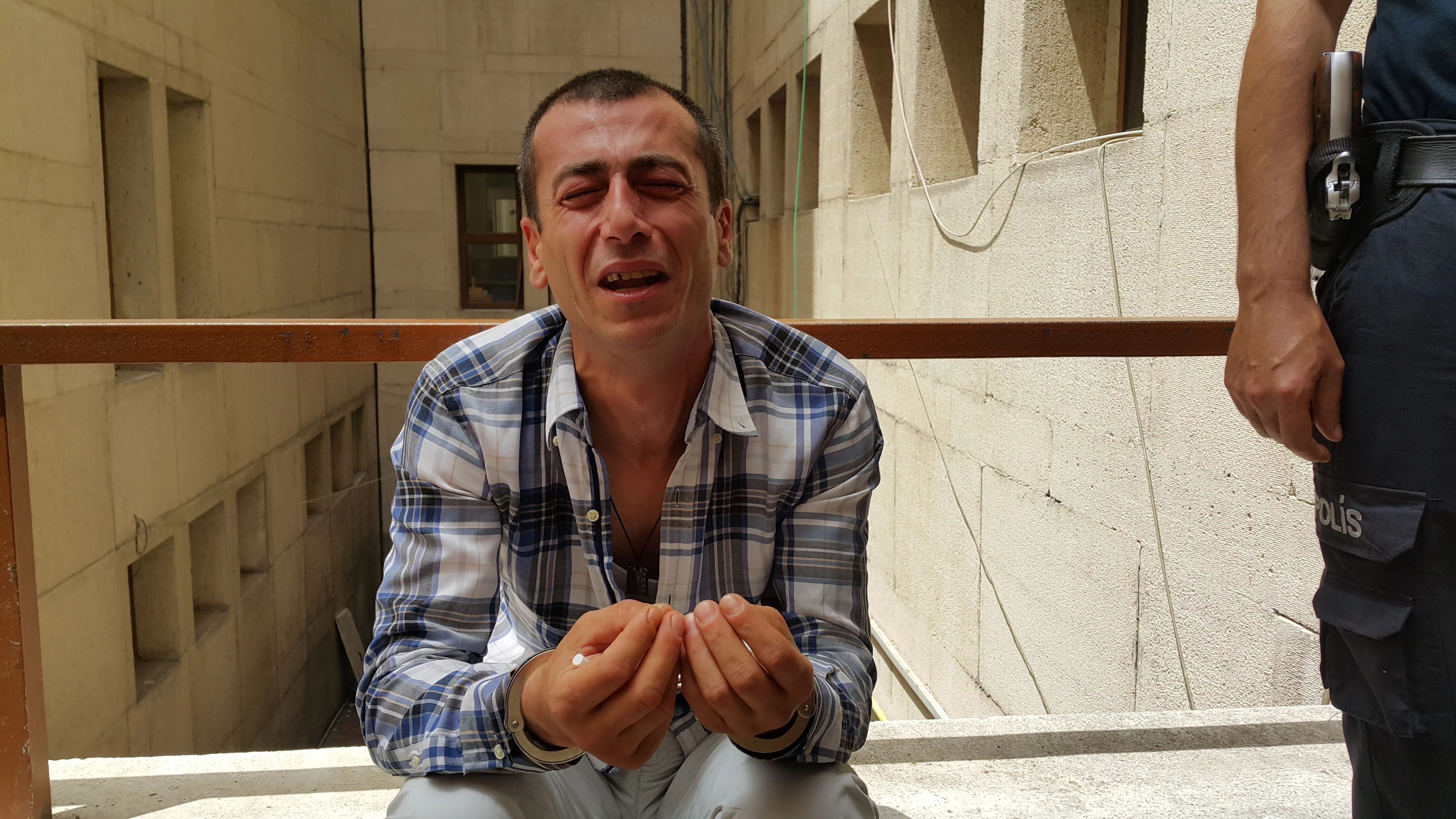Uyuşturucudan 16 yıl hapis aldı, adliye kapısında gözyaşlarına boğuldu