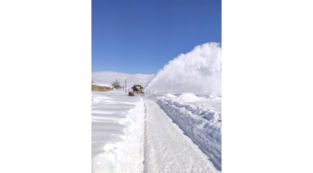 Van'da kardan kapanan yolların açılması için yoğun çalışma