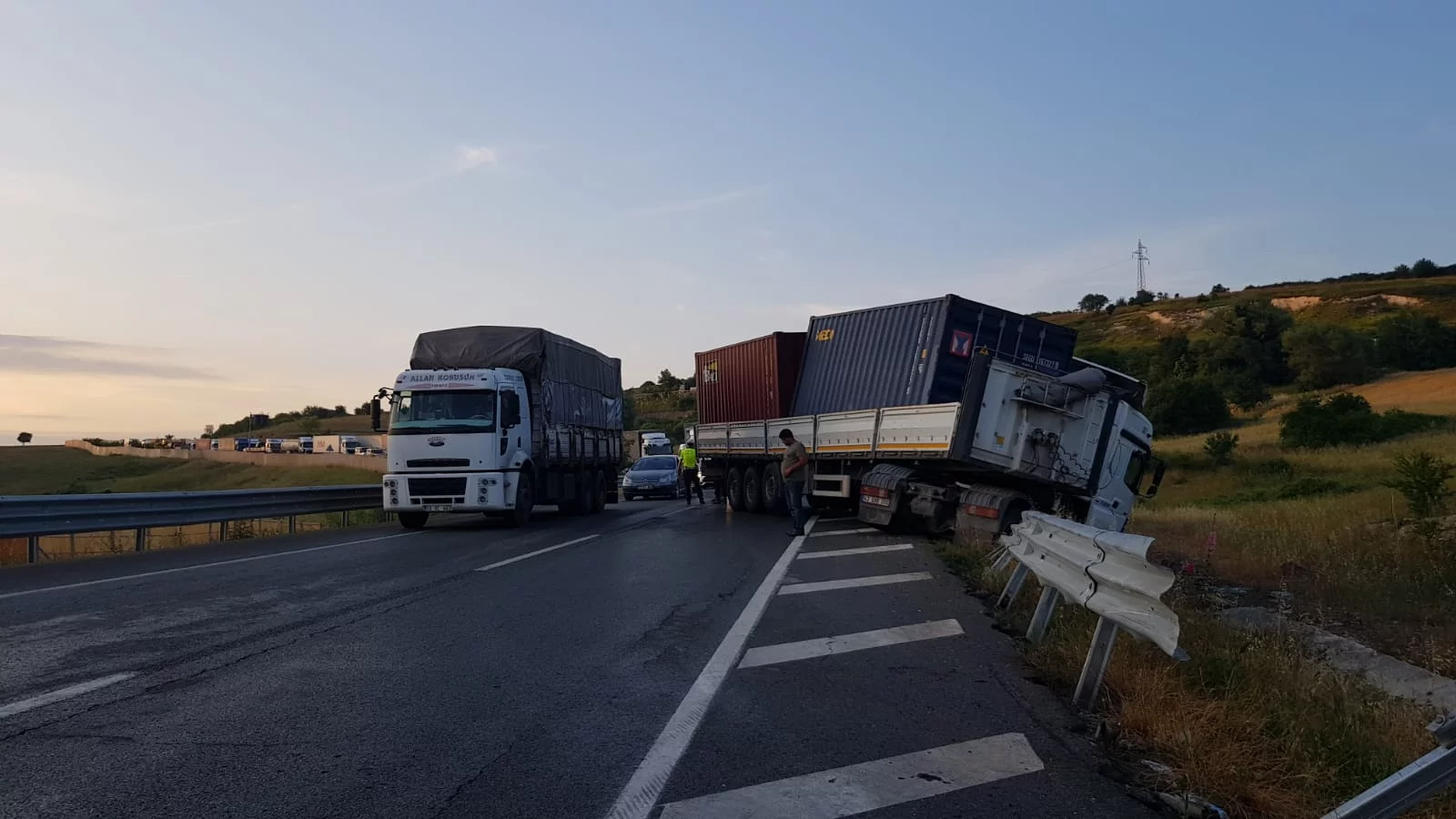 Yalova-Bursa Karayolu'nda iki TIR bariyerlere çarptı, trafik 1 saat ulaşıma kapandı