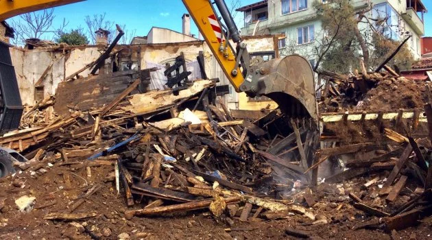 Yanan bina belediye ekipleri tarafından gece saatlerinde yıkıldı