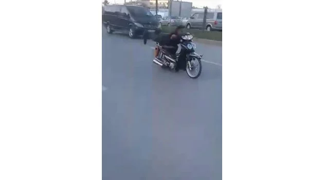 Yatarak motosiklet kullandı