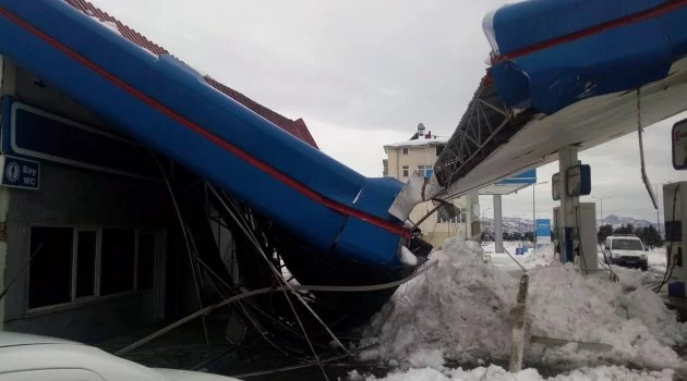 Yoğun kar nedeniyle akaryakıt istasyonun çatısı çöktü