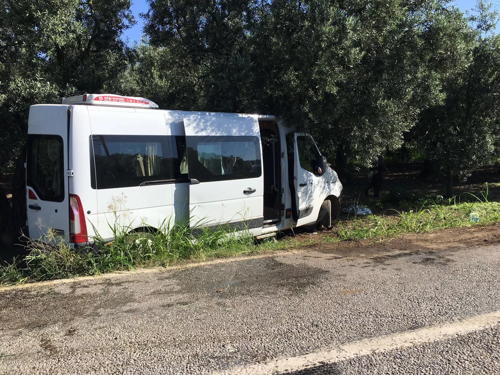 Yolcu minibüsü önünde seyreden araca çarptı: 8 yaralı