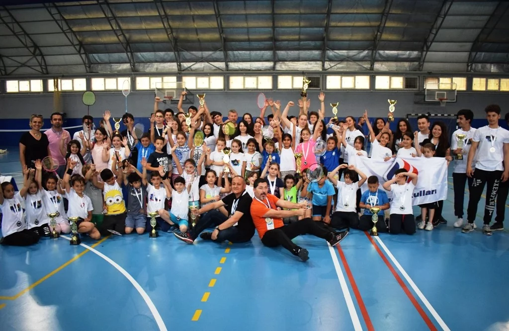 Yüzlerce öğrencinin badminton heyecanı